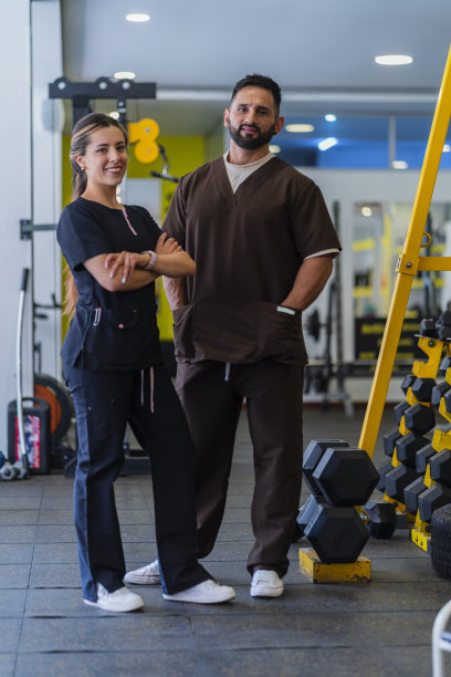 他工作的健身房里有两名运动医生。图片下载