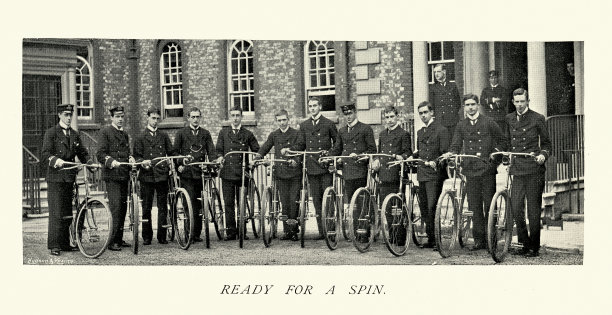 19世纪，19世纪90年代，英国皇家海军军官骑自行车，准备兜风图片下载