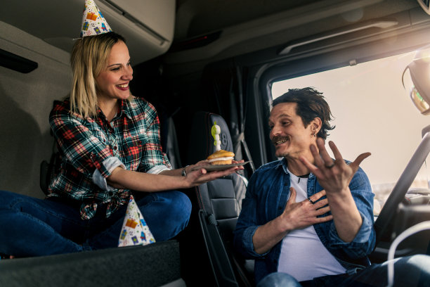 卡车司机夫妇在小屋里庆祝他们的生日图片下载