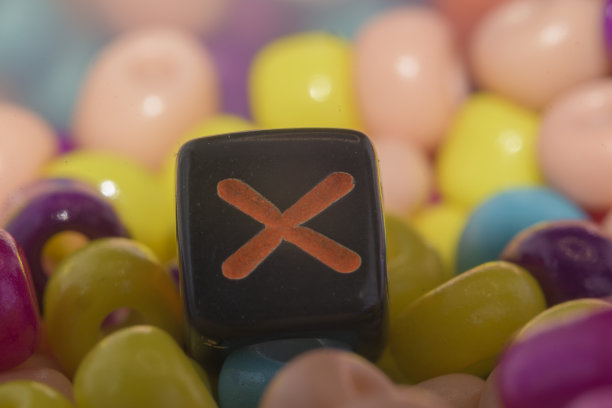 骰子与x在橙色与水平彩色背景不确定性未知图片下载