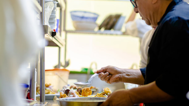 专业厨师在厨房工作。厨师在行动图片下载