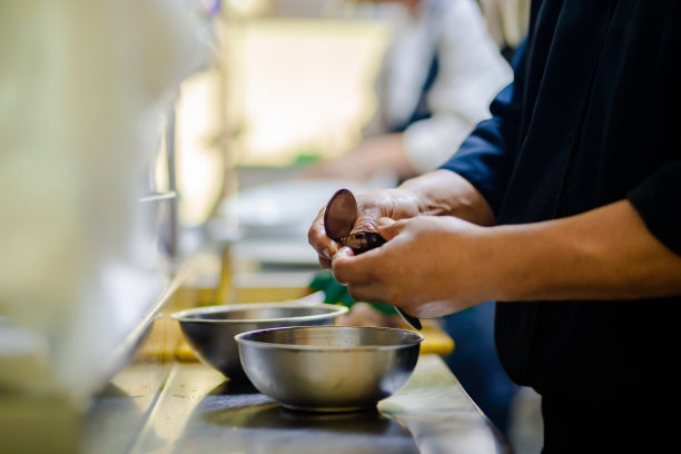 专业厨师在厨房工作。厨师在行动图片下载