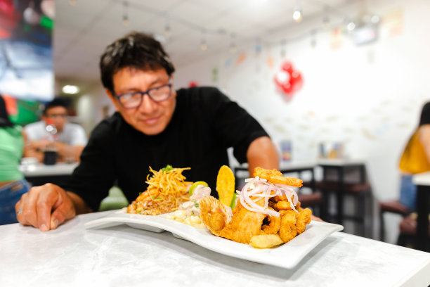 专业厨师在厨房工作。厨师在行动，copyspace图片下载