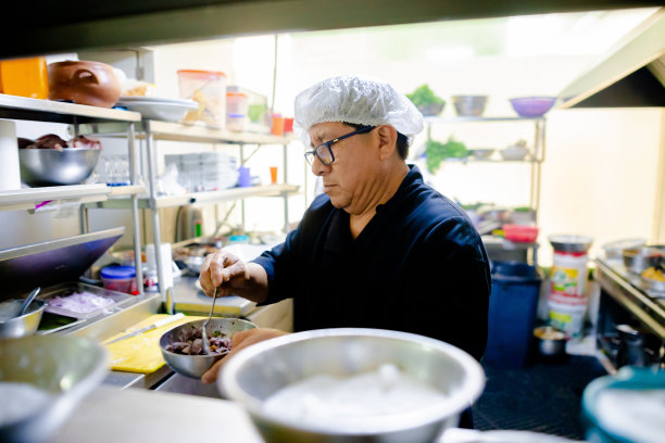 专业厨师在厨房工作。厨师在行动图片下载