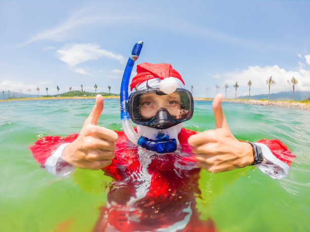 圣诞老人是在水下浮潜——圣诞或新年快乐的概念。圣诞节后热带地区解除了冠状病毒隔离的概念图片下载