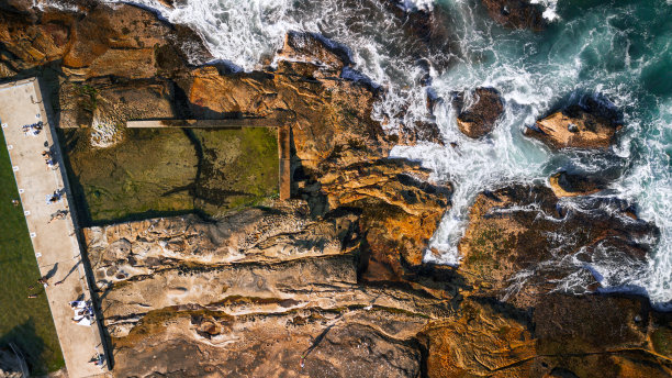 澳大利亚悉尼新南威尔士州北部海滩的海浪和岩石池令人惊叹的海景。这张照片是用无人机从空中拍摄的。迪为什么图片下载