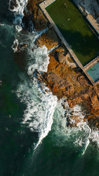 澳大利亚悉尼新南威尔士州北部海滩的海浪和岩石池令人惊叹的海景。这张照片是用无人机从空中拍摄的。迪为什么图片下载