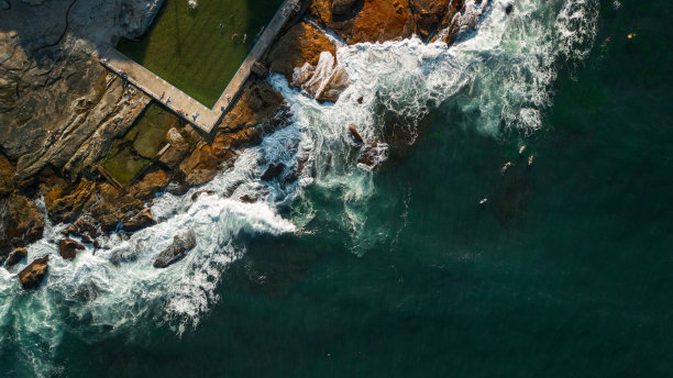 澳大利亚悉尼新南威尔士州北部海滩的海浪和岩石池令人惊叹的海景。这张照片是用无人机从空中拍摄的。迪为什么图片下载