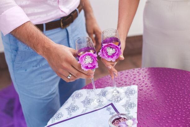 新娘和新郎端着香槟酒杯图片下载