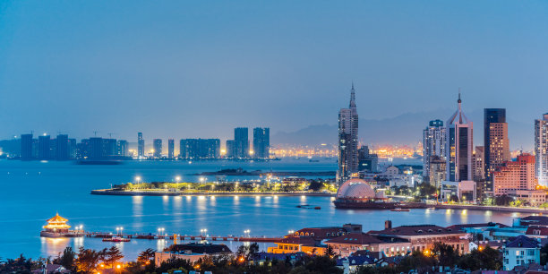 中国山东省青岛市市南区湛桥天际线夜景图片下载