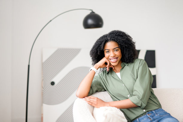 这张照片拍摄的是一位非洲裔美国妇女舒适地躺在家里图片下载