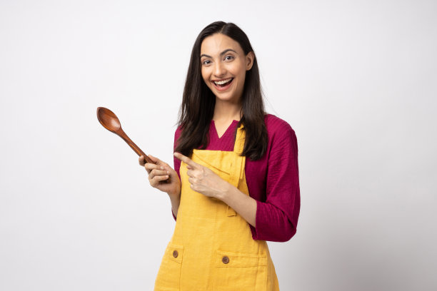 年轻女厨师的肖像穿着黄色围裙孤立白色背景股票照片图片下载