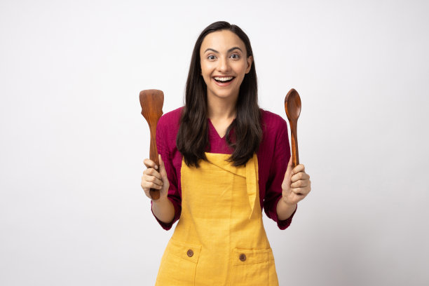 年轻女厨师的肖像穿着黄色围裙孤立白色背景股票照片图片下载