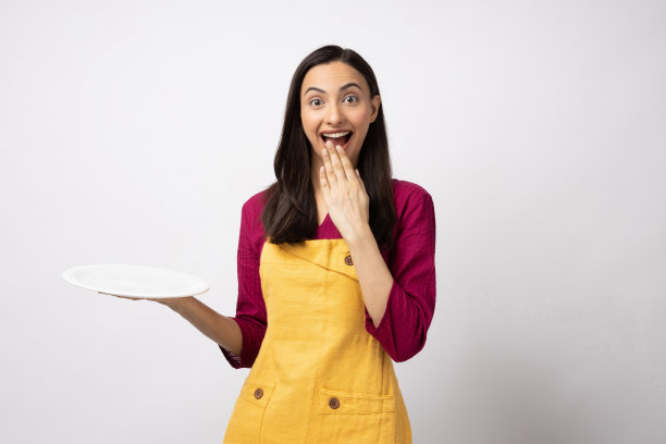 年轻女厨师的肖像穿着黄色围裙孤立白色背景股票照片图片下载