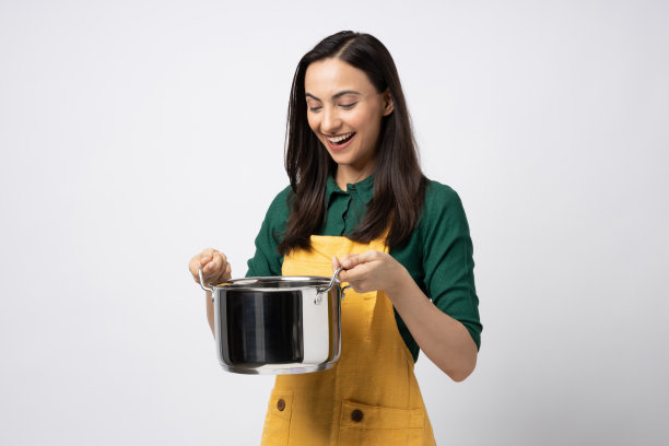 印度女厨师的肖像穿着围裙孤立的白色背景股票照片图片下载