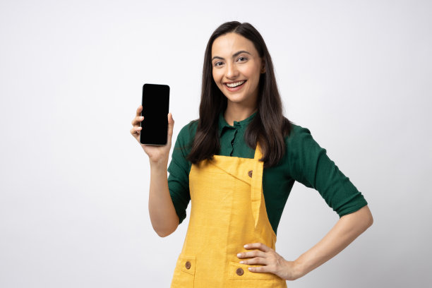 印度女厨师的肖像穿着围裙孤立的白色背景股票照片图片下载