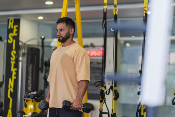 运动员独自一人在体育馆训练图片下载