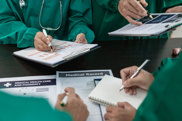 医生、护士和桌上的电脑显示了一起工作的多样性。图片下载