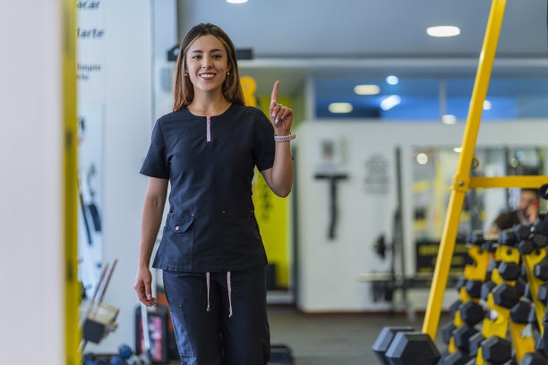 运动医生在他工作的健身房里。图片下载