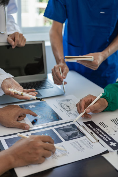 医生、护士和桌上的电脑显示了一起工作的多样性。图片下载