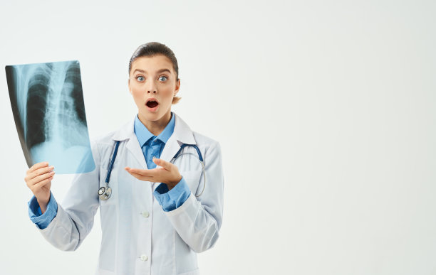医生穿着医疗服，拿着一张x光照片，用手做手势复制空间情感图片下载