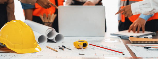 工程师工具，安全帽和图纸放在会议桌上。洞察力图片下载