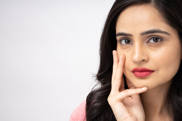 年轻美丽的女人的肖像，干净新鲜的皮肤库存照片图片下载