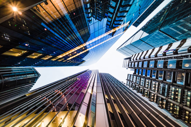 低广角视角的公司摩天大楼在商业和金融商业区在首都伦敦，英国-创意股票照片图片下载