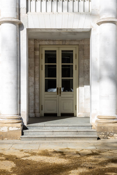 门在一个老建筑的柱子，垂直照片图片下载