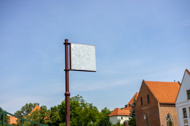 信息或广告空白广告牌安装在城市公园户外。电线杆上的金属标牌。图片下载