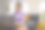 女孩上网，而她的男孩坐在沙发上看电视。图片下载
