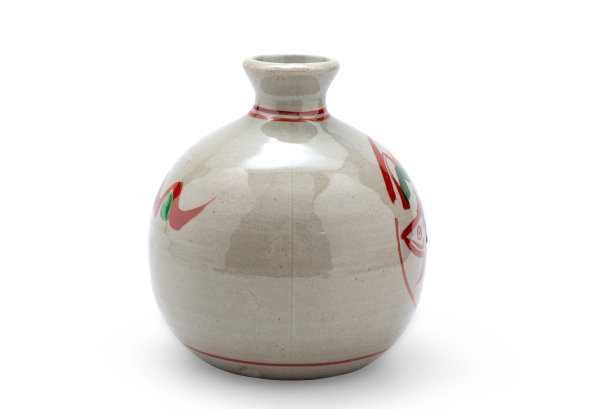 古董陶瓷花瓶。手绘鲤鱼或锦鲤装饰在白色背景上的空日本花瓶。现代瓷瓶，房间内饰。复古手工釉陶花盆图片下载