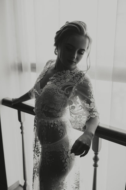 时尚照片，一个穿着透明长袍的美丽女孩。时尚，魅力的概念。新娘的早晨，新娘穿着长袍，照片来自前方。黑白照片图片下载