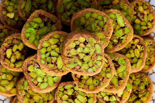 阿拉伯和土耳其糖果的特写照片，还有带开心果的果仁蜜饼，斋月糖果图片下载