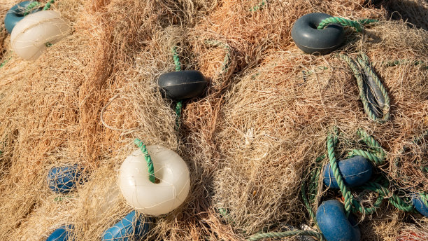 码头上缠结的渔网和浮标的特写图片下载