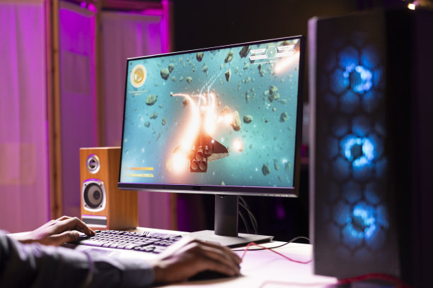 一个人在电脑屏幕上玩科幻太空游戏，射击小行星图片下载