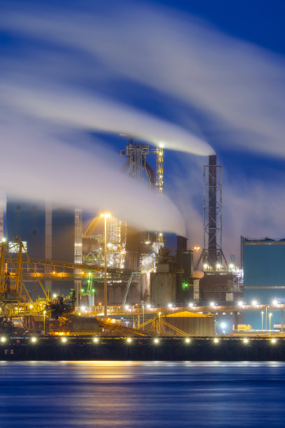 炼油。重工业。生产和工厂视图。工厂的夜景。向大气中排放有害物质。照片为背景，广告和壁纸。图片下载