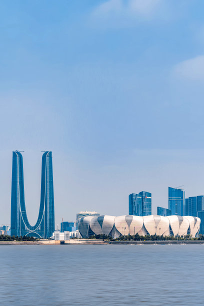 中国浙江杭州钱塘江畔的杭州门和奥体中心图片下载