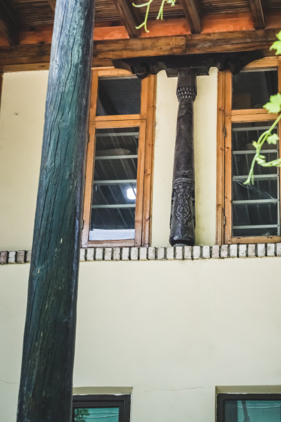 乌兹别克斯坦撒马尔罕古城的东方木柱建筑立面、图案和装饰物图片下载