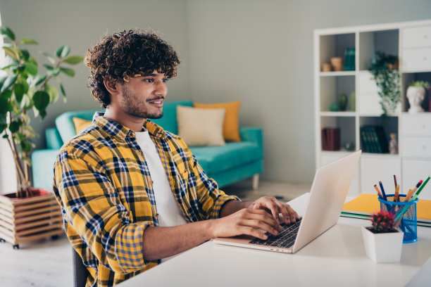 照片漂亮自信的男人操作系统管理员浏览媒体创建编程网站学习家庭工作站室内图片下载