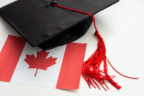 毕业帽孤立于白色背景上的教育理念图片下载