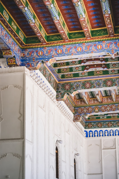 乌兹别克斯坦撒马尔罕古城的东方木柱建筑立面、图案和装饰物图片下载