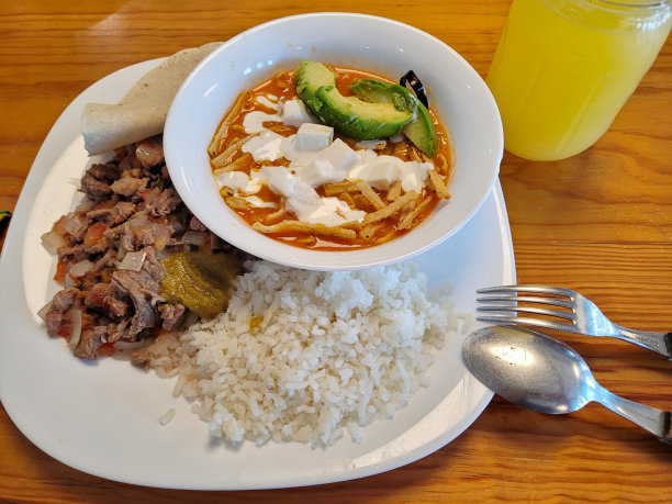 传统的墨西哥菜汤，肉，米饭，和玉米饼图片下载