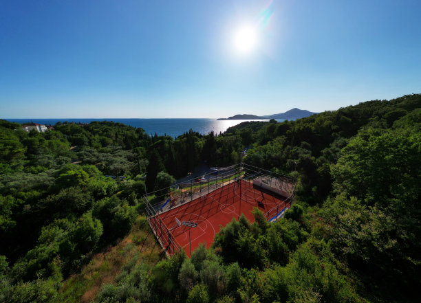 海边户外篮球场的航拍照片图片下载