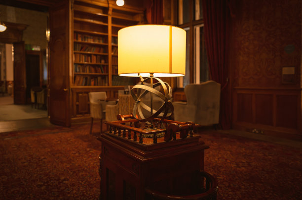 英国一座私人宅邸客厅里一盏亮着的灯的内景。图片下载