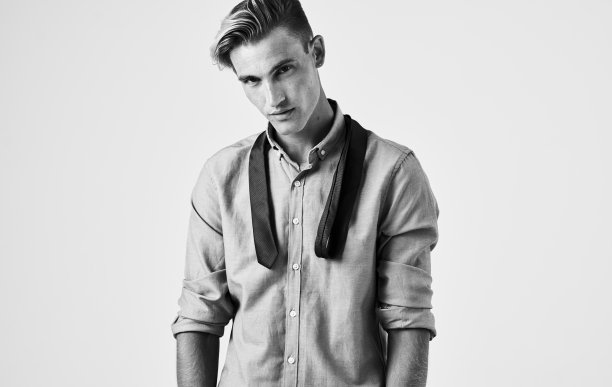 一张褪色的照片，一个男人在一个孤立的背景上穿着衬衫，手里拿着领带图片下载