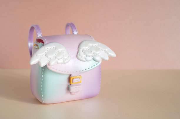 带翅膀的学校玩具背包。这是学校的最后一天。图片下载