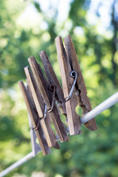 晒衣绳上的衣夹图片下载