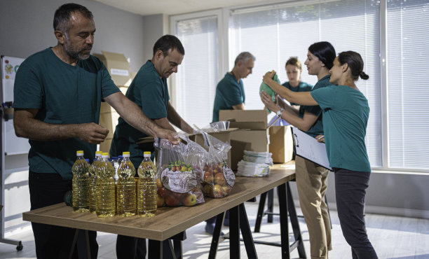 志愿者在社区捐赠中心工作图片下载