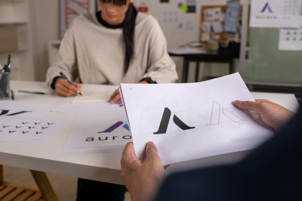 亚洲平面设计师团队在办公室工作。头脑风暴，艺术家创意设计师插画图形技能概念。图片下载